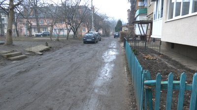 "Чи на колінах до мера йти, чи шапку скидати". Франківці просять відремонтувати їхній двір "Чи на колінах до мера йти, чи шапку скидати". Франківці просять відремонтувати їхній двір