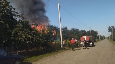 Пожежа у селі Велицьк — горить будинок Пожежа у селі Велицьк — горить будинок