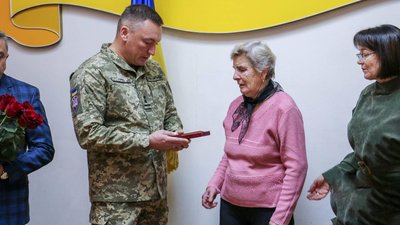 У Житомирі рідним загиблих за Україну воїнів передали державні нагороди У Житомирі рідним загиблих за Україну воїнів передали державні нагороди