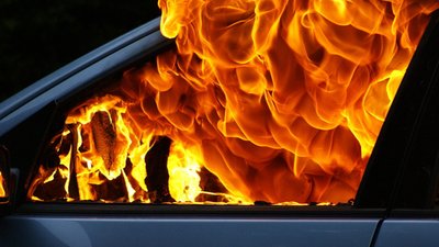 На вулиці Добровольського у Кропивницькому згорів автомобіль