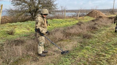 Нездетоновані снаряди та мінні поля. Сапери миколаївської тероборони працюють над розмінуванням Херсонщини Нездетоновані снаряди та мінні поля. Сапери миколаївської тероборони працюють над розмінуванням Херсонщини
