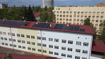8 годин безперебійної роботи: на даху корпусу для немовлят обласної дитячої лікарні в Чернігові поставили сонячні панелі