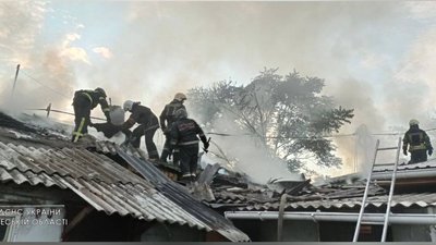 В Одесі спалахнула закинута будівля: на місці працюють рятувальники