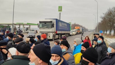 "Вимагаємо не звільняти директора": на Львівщині працівники лісгоспу перекривають дорогу Київ-Чоп "Вимагаємо не звільняти директора": на Львівщині працівники лісгоспу перекривають дорогу Київ-Чоп