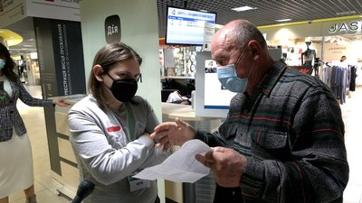 Керівник проєкту "Дія" перевірив, як вона працює на Рівненщині Керівник проєкту "Дія" перевірив, як вона працює на Рівненщині