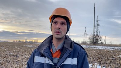 Як бригада електромонтерів з Прилуччини ремонтувала мережі у щойно розмінованій Снігурівці на Миколаївщині Як бригада електромонтерів з Прилуччини ремонтувала мережі у щойно розмінованій Снігурівці на Миколаївщині