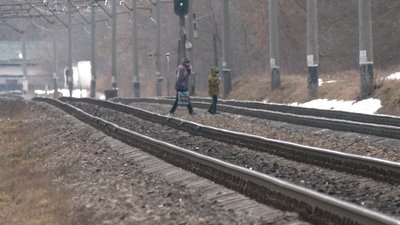 У Рівному діти щодня перебігають колії, щоб потрапити до школи. Як реагує влада У Рівному діти щодня перебігають колії, щоб потрапити до школи. Як реагує влада
