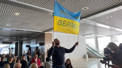 Українські паралімпійці повернулися з Токіо. Як їх зустрічали Українські паралімпійці повернулися з Токіо. Як їх зустрічали