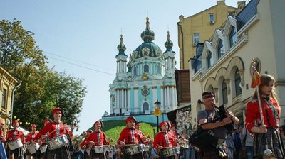 У Києві відсвяткували день народження Андріївського узвозу. Фоторепортаж