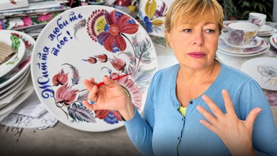 Переселенка з Луганщини розмальовує посуд на Чернігівщині
