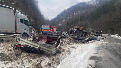 Загинуло двоє людей: на Закарпатті зіштовхнулися дві вантажівки і легкове авто