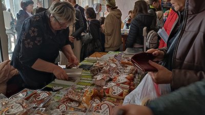 У громаді Чернівецької області на ярмарку зібрали майже 150 тисяч гривень на підтримку ЗСУ У громаді Чернівецької області на ярмарку зібрали майже 150 тисяч гривень на підтримку ЗСУ