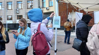"Стежка ментального здоров'я": у Житомирі влаштували інтерактивний вуличний інвент