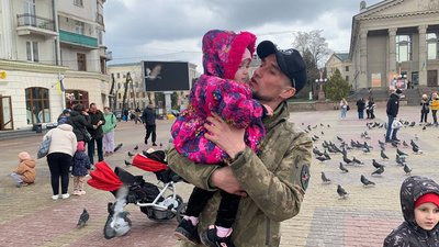 "Хочу захищати своїх дітей": історія багатодітного батька, який боронить Україну "Хочу захищати своїх дітей": історія багатодітного батька, який боронить Україну