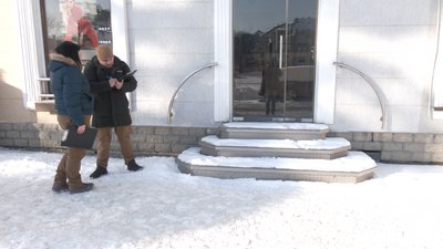У Франківську муніципали перевіряли, чи розчищена територія біля кафе й магазинів. Скількох порушників виявили