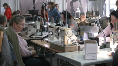"Працюємо до перемоги". На Івано-Франківщині волонтери шиють каремати для бійців