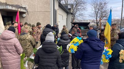 У Тернополі попрощалися із військовослужбовцем Михайлом Сидораком У Тернополі попрощалися із військовослужбовцем Михайлом Сидораком