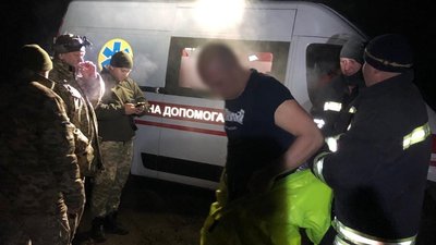На Закарпатті врятували двох чоловіків, які 11 годин просиділи на дереві посеред річки На Закарпатті врятували двох чоловіків, які 11 годин просиділи на дереві посеред річки