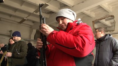 У Черкасах усіх охочих вчать користуватися зброєю У Черкасах усіх охочих вчать користуватися зброєю