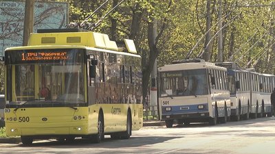 Через ДТП у центрі Херсона рух громадського транспорту був зупинений на кілька годин Через ДТП у центрі Херсона рух громадського транспорту був зупинений на кілька годин
