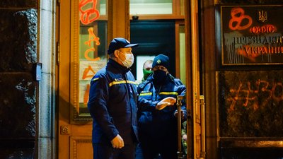 "Не чуєш? Побачиш". Прихильники Стерненка облили ОП червоною фарбою та влаштували феєрверк "Не чуєш? Побачиш". Прихильники Стерненка облили ОП червоною фарбою та влаштували феєрверк
