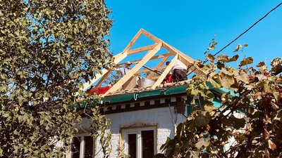 "Морально важко": як у селі на Черкащині відновлюють будинки після удару "шахедом" "Морально важко": як у селі на Черкащині відновлюють будинки після удару "шахедом"