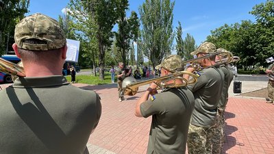 Музиканти оркестру виступають на зупинці "Театральна" Музиканти оркестру виступають на зупинці "Театральна"