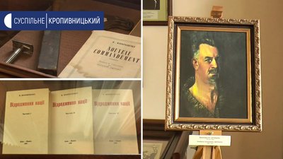 У вітрині виставкової зали – особисті речі та прижиттєві видання письменника. Поряд з вітринами – копія автопортрету 1929 року У вітрині виставкової зали – особисті речі та прижиттєві видання письменника. Поряд з вітринами – копія автопортрету 1929 року