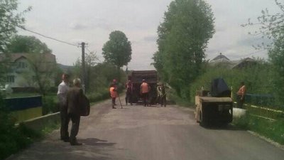 Об’єдналися з виборцями. У прикарпатському селі громада долучилася до ремонту дороги Об’єдналися з виборцями. У прикарпатському селі громада долучилася до ремонту дороги