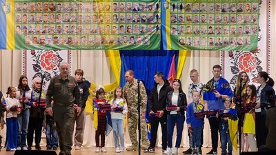 На Житомирщині дітям загиблих військових вручили срібні кулони "Батьківське серце" На Житомирщині дітям загиблих військових вручили срібні кулони "Батьківське серце"