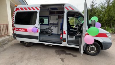 Швидка з Данії біля лікарні в Талалаївці Швидка з Данії біля лікарні в Талалаївці