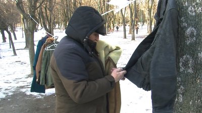 У Луцькому парку розвісили теплий одяг для нужденних У Луцькому парку розвісили теплий одяг для нужденних