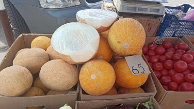 Кавуни і дині на ринках Житомира: звідки їх везуть та яка вартість Кавуни і дині на ринках Житомира: звідки їх везуть та яка вартість