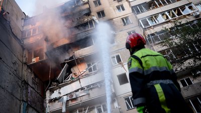 Пошкоджена багатоповерхівка внаслідок атаки РФ