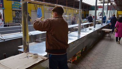 На Бережанському ринку порушень не виявили. До відновлення роботи готують ринок у Чорткові На Бережанському ринку порушень не виявили. До відновлення роботи готують ринок у Чорткові
