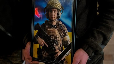 У Мукачеві попрощалися із загиблим захисником Андрієм Лапіковим