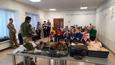 У Тернополі інструктори тероборони навчають учнів і вчителів домедичної допомоги У Тернополі інструктори тероборони навчають учнів і вчителів домедичної допомоги