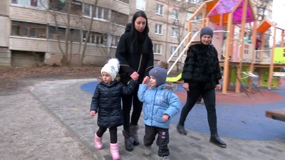 Двійнята, які вижили в ДТП на окружній у Харкові, наново навчилися ходити Двійнята, які вижили в ДТП на окружній у Харкові, наново навчилися ходити
