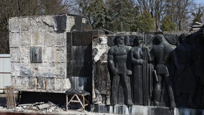 У Львові почали демонтовувати барельєфи із Монументу Слави У Львові почали демонтовувати барельєфи із Монументу Слави
