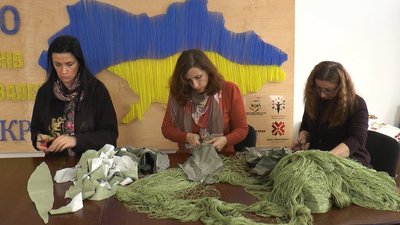 В Івано-Франківську волонтерів запрошують долучитися до плетіння маскувальних сіток та кікімор