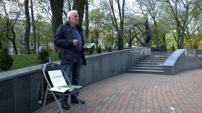 Чернігівець, який брав участь у ліквідації аварії на Чорнобильській АЕС, продає свою книгу для потреб ЗСУ Чернігівець, який брав участь у ліквідації аварії на Чорнобильській АЕС, продає свою книгу для потреб ЗСУ