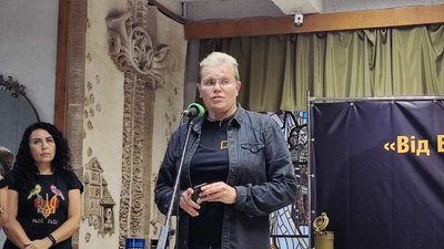 У Тернополі відкрили виставку, аби зібрати гроші на квартиру сім’ї загиблого бійця У Тернополі відкрили виставку, аби зібрати гроші на квартиру сім’ї загиблого бійця