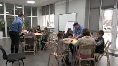 З пряжі та підручних матеріалів: у Черкасах дітей навчали виготовляти різдвяні віночки
