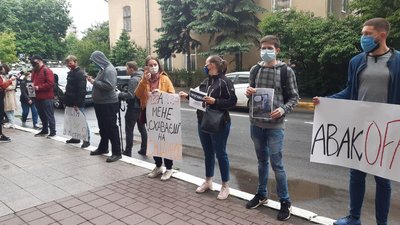 "Авакова у відставку!" - в Івано-Франківську мітингують під будівлею поліції "Авакова у відставку!" - в Івано-Франківську мітингують під будівлею поліції