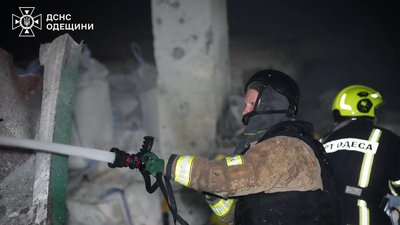 Рятувальники гасять пожежу після обстрілу Одещини вночі 22 квітня 2026 року