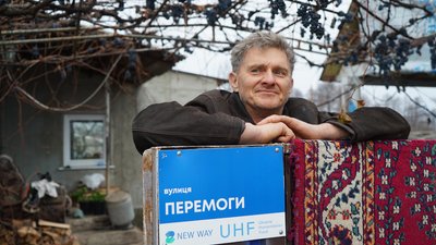 Фермер у дворі в Студенку на Харківщині