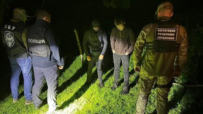На Закарпатті затримали двох чоловіків за підозрою у переправленні військовозобов'язаних до Словаччини
