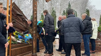 Учасники заходу кладуть квіти до меморіального комплексу ліквідаторам аварії на Чорнобильській АЕС Учасники заходу кладуть квіти до меморіального комплексу ліквідаторам аварії на Чорнобильській АЕС