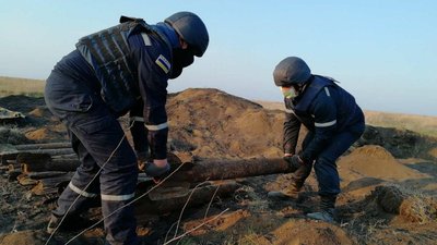 Жителі Кіровоградської області знайшли у полі 14 артилерійських снарядів Жителі Кіровоградської області знайшли у полі 14 артилерійських снарядів