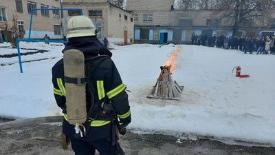 Евакуація у коледжі: харківських студентів навчали, як діяти під час пожежі